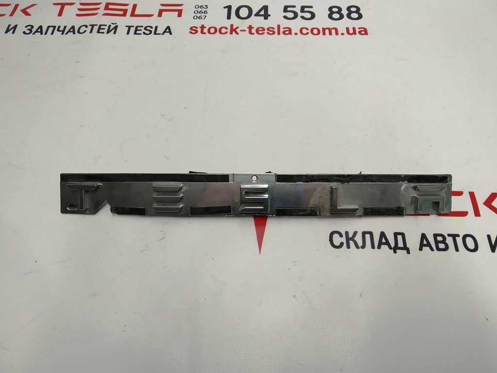 10 1026649-02-E Lettere TESLA rivestimento del cofano del bagagliaio cromato per auto elettrica Tesla Modello S. Componente decorativo della parte posteriore della carrozzeria per un'auto popolare dagli Stati Uniti. Come altre parti Tesla presentate s